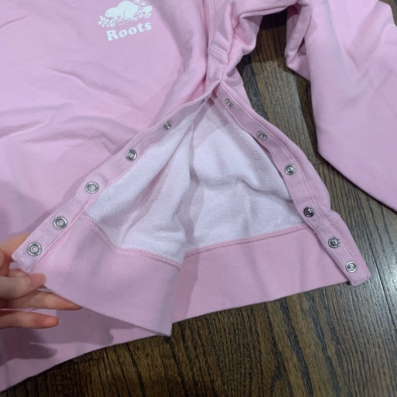 Like New Roots Pink Crewneck Sweatshirt with Side Buttons Pink Women’s Small - Picture 4 of 8